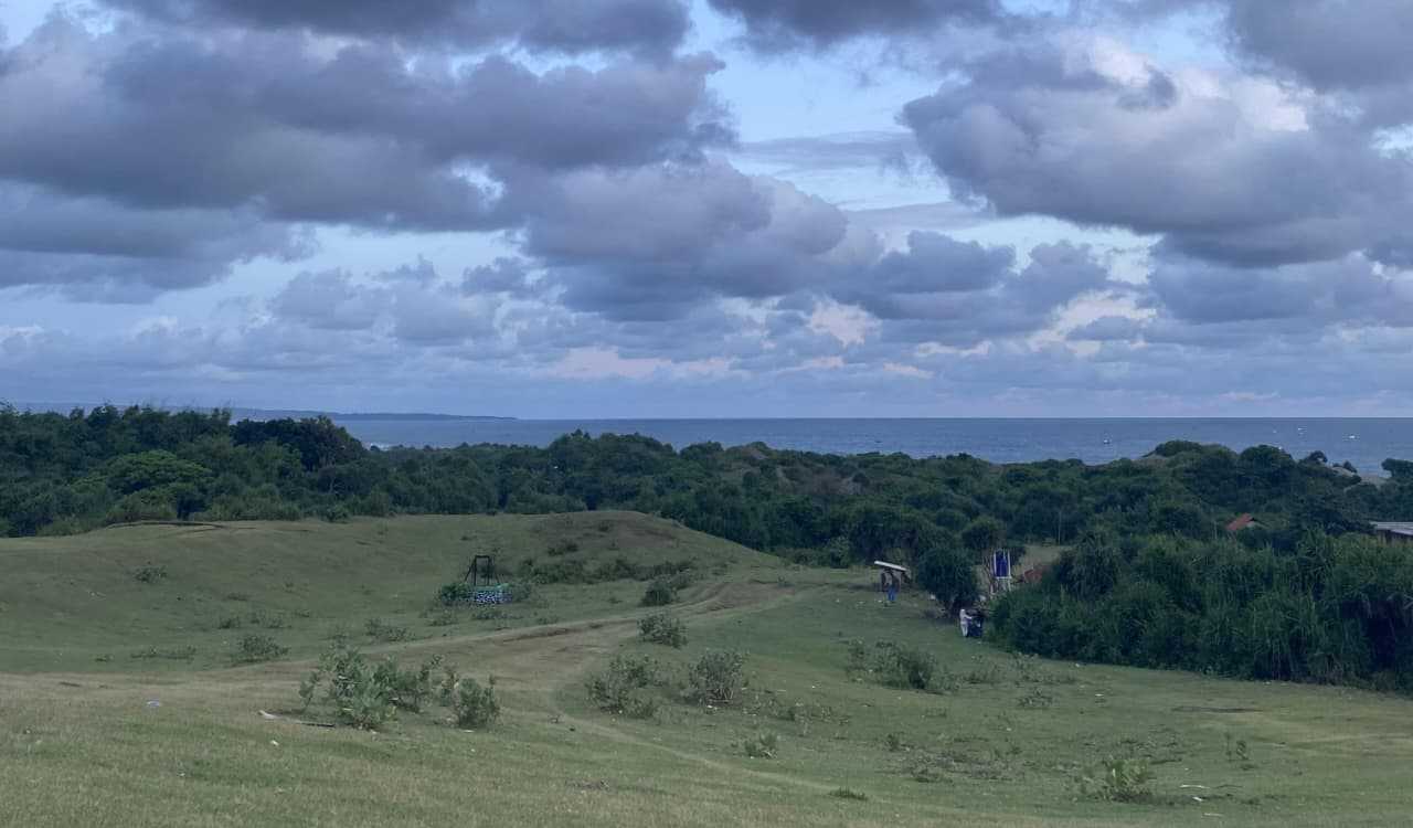 Bukit Teletubbies Garut Selatan: Tempat Senja, Laut, dan Gunung Bertemu